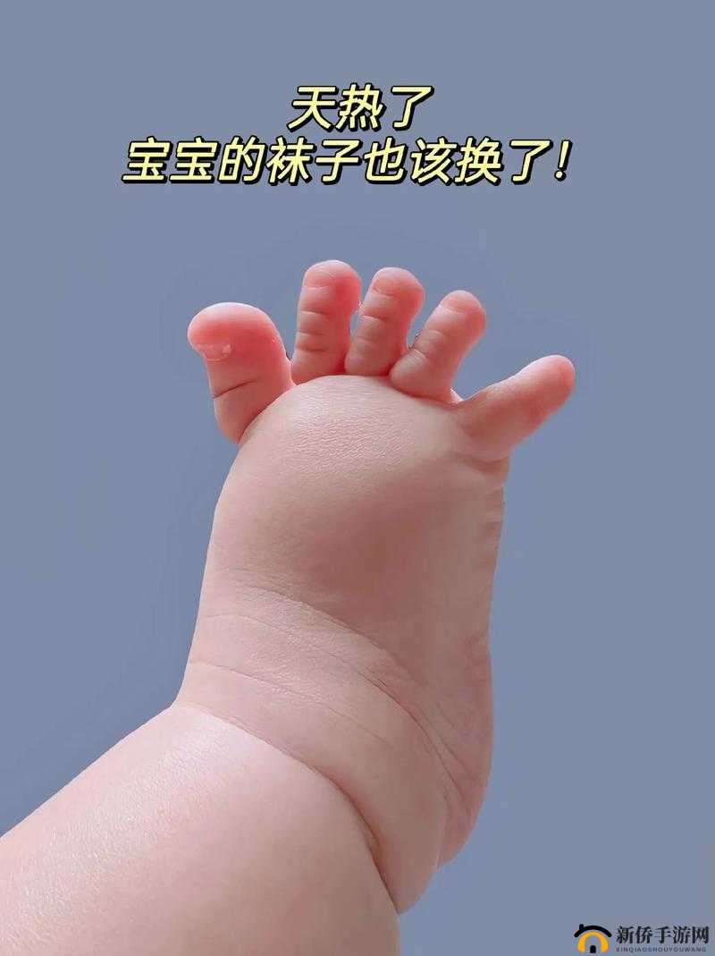宝宝把脚抬高看镜子：萌娃的有趣瞬间