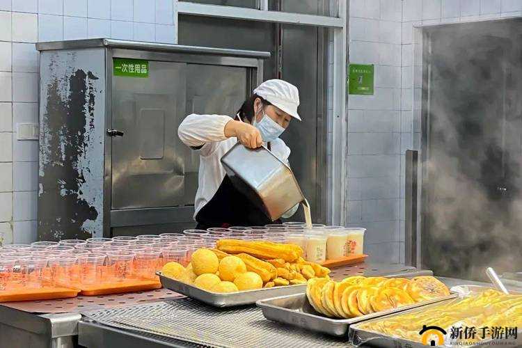 厨房里的叔叔阿姨真辛苦：他们默默付出保障美食供应