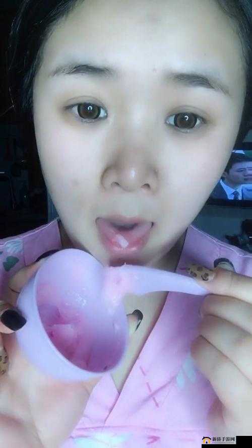 一边吃着一面膜下奶直接看：探究这一独特场景背后的故事