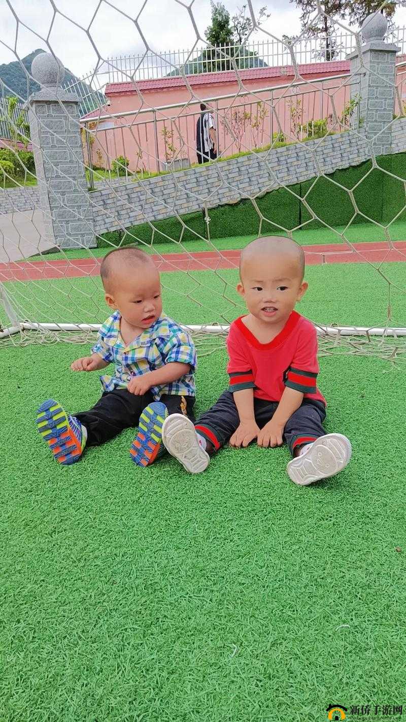 一小孩子跟姐姐玩钢筋：充满童真的欢乐互动时刻