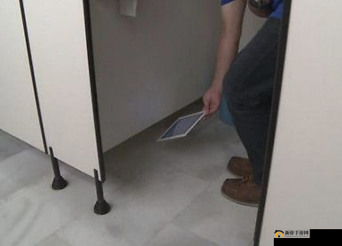 骚年卫生间勾搭非同老汉：一段不寻常关系的开始