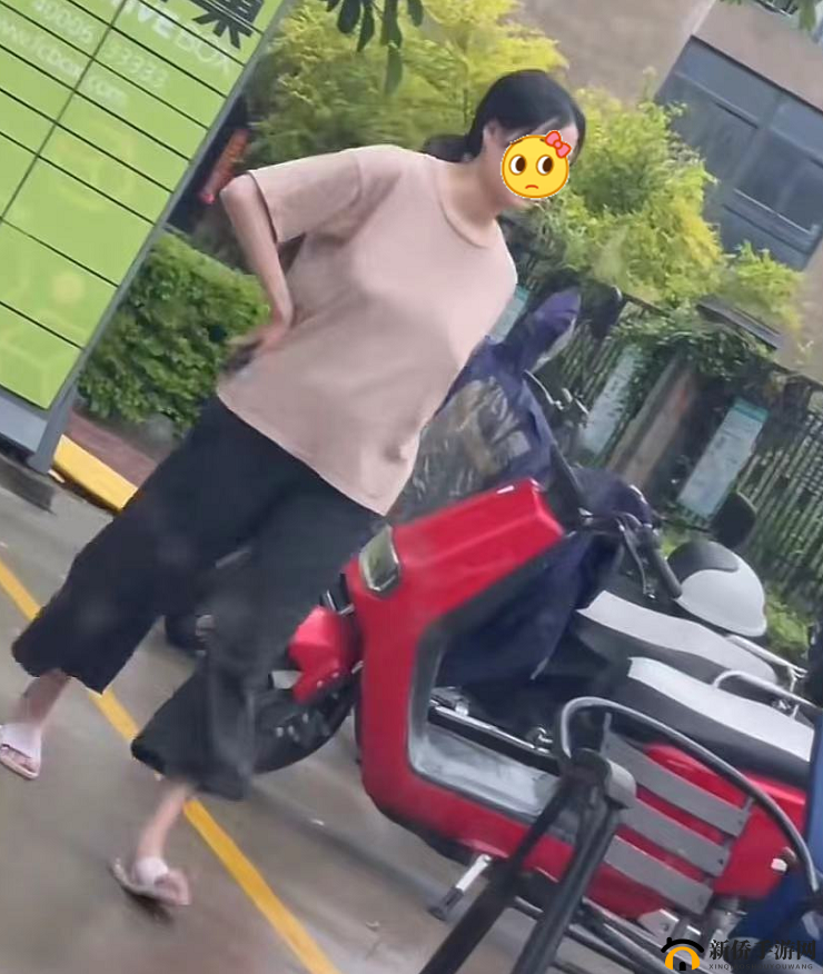 真空下楼取快递被c：女子真空下楼取快递引发的一系列事件