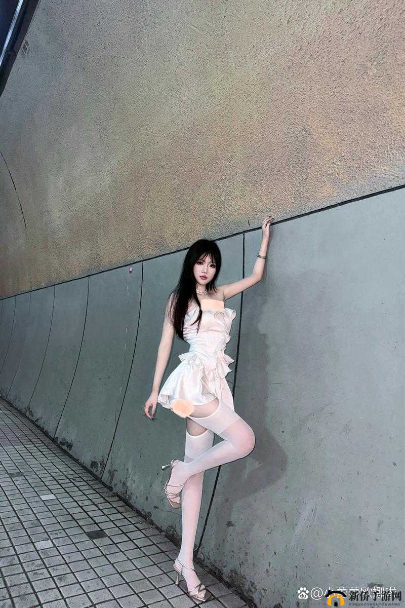 FXX 调教室白丝 M 极致开腿单脚吊震撼场景