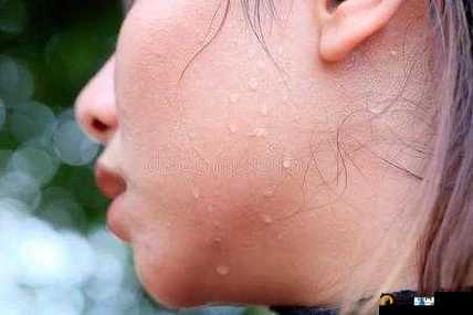 白花花的身上满是汗津津的汗液：这是怎样的一种情景描绘