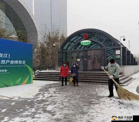 售票员用小雪查票：用心服务，保障乘客安全出行