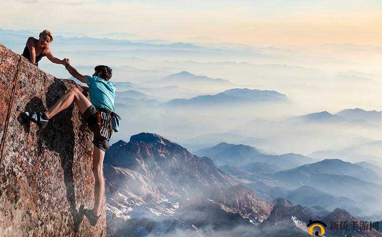 在巅峰上携手同行：两人共同攀登成功的高峰