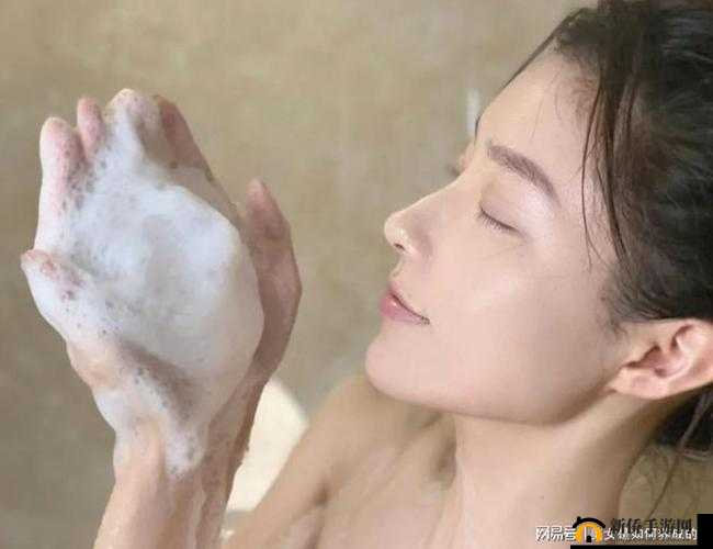 女人洗澡沐浴露全身真实：探索女性清洁与呵护的私密时刻