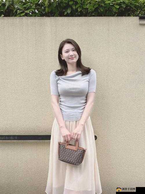 国模少妇人妻的时尚穿搭与生活分享：如何打造优雅气质与家庭和谐并存的秘诀